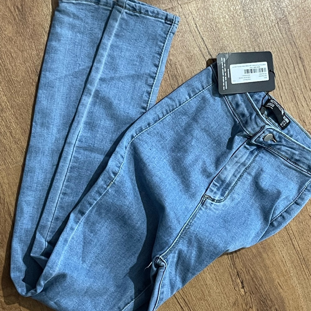 PRETTYLITTLETHING Jeans.